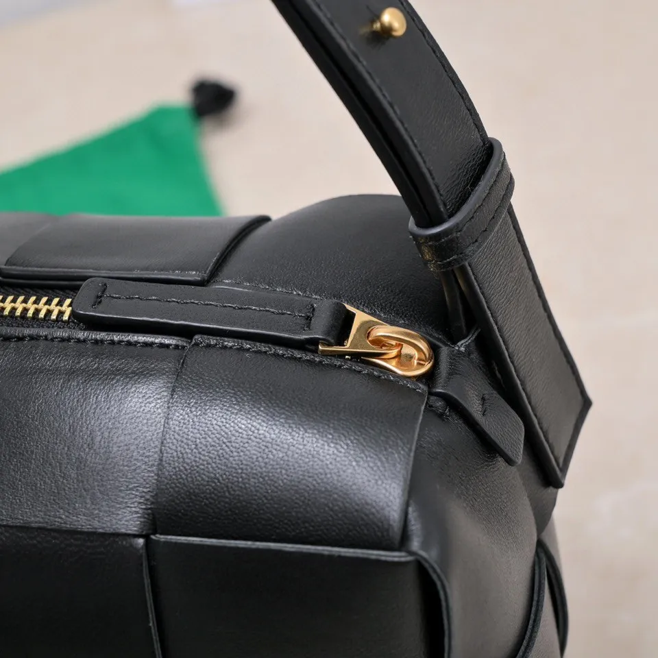 #B家 New model is coming! BRICK CASSETTE armpit bag, the traditional woven logo is instantly recognizable✅ Large grid weaving has always been fashionable, armpit bags are even more fashionable and foreign-style. Elegant big brick🧱 Sheepskin material is light and comfortable, has a huge sense of capacity and space, has a dark layer inside, practical inside, fashionable appearance design, durability and temperament coexist. Elegant big brick, come and plant the same underarm bag from star Zhou Yutong! Size: 24x14x10, model number; 9360#